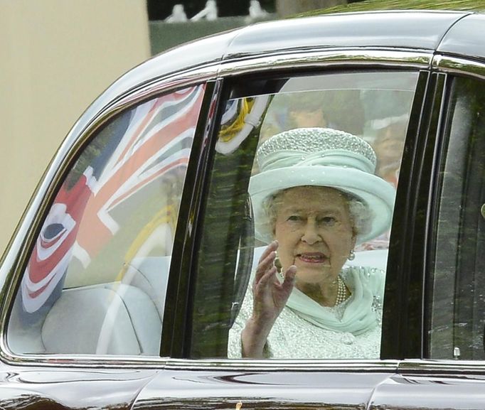 Britain's Queen Elizabeth leaves Buckingham Palace to attend the service of thanksgiving to mark the Diamond Jubilee at St Paul's Cathederal in central London June 5, 2012. REUTERS/Nigel Roddis (BRITAIN - Tags: ROYALS ENTERTAINMENT SOCIETY ANNIVERSARY) Published: Čer. 5, 2012, 10:01 dop.