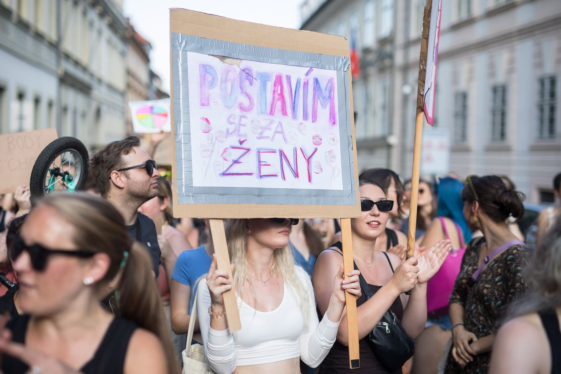 Pochod Amnesty International proti rozhodnutí amerického nejvyššího soudu v otázce potratů