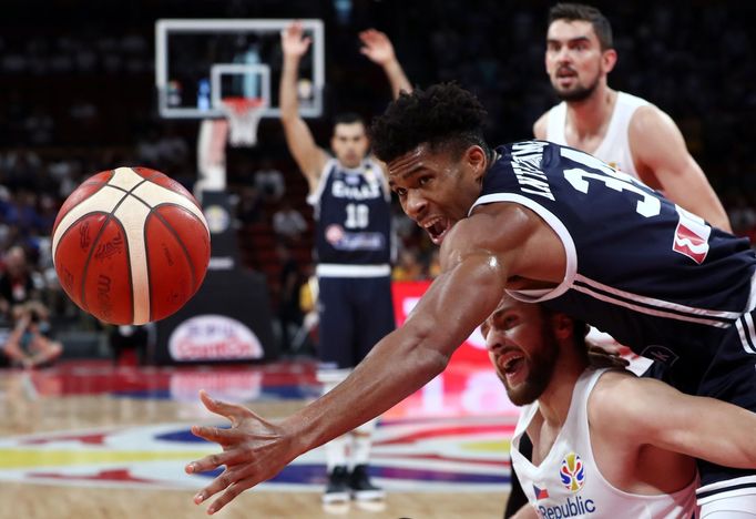 Giannis Antetokounmpo a Martin Kříž v zápasu MS 2019 Česko - Řecko