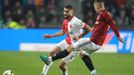 Aiham Ousou a Martin Minčev v derby Sparta - Slavia ve 27. kole Fortuna:Ligy