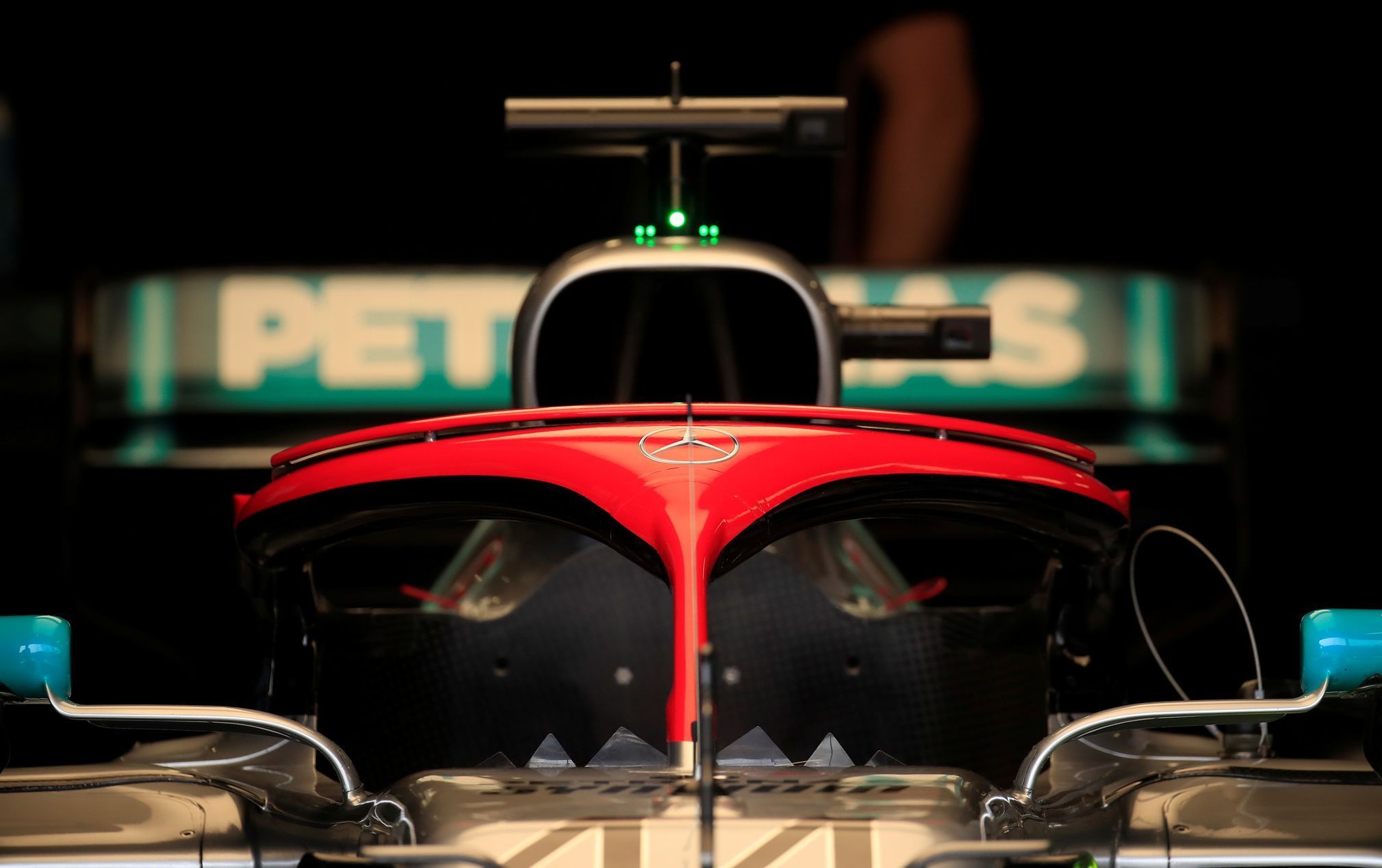 Vzpomínka na NIkiho Laudu při Velké ceně formule 1 v Monaku červeným ochranným rámem halo na Mercedesu