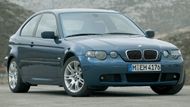 BMW řady 1 nebylo prvním počinem mnichovské automobilky ve třídě kompaktních hatchbacků. Již v roce 1993 se z řady 3 generace E36 vyklubala třídveřová verze Compact. V roce 2000 pak následoval model, patřící ke generaci E46 (na snímku). Vůz vznikl v řadě verzí, nechyběl ani šestiválec 325i. Právě s ním stál vůz na konci roku 2001 jako nový 1,106 milionu korun.