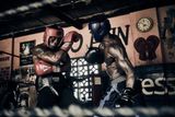 Isaac Ekpo (z Nigérie) a Issah Inusa během tréninku v boxerské tělocvičně Attoh Quarshie Boxing Gym v Accře.
