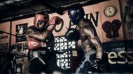 Isaac Ekpo (z Nigérie) a Issah Inusa během tréninku v boxerské tělocvičně Attoh Quarshie Boxing Gym v Accře.