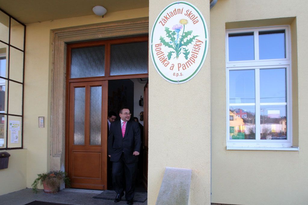 Josef Dobeš na návštěvě škol
