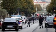Policisté na místě útoku v Nice ve Francii.