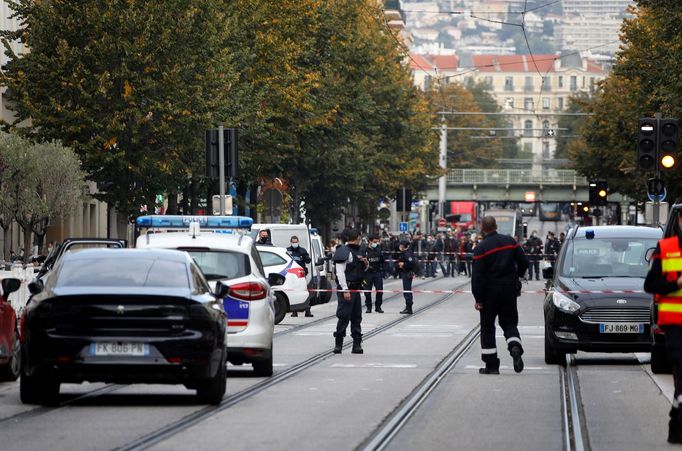 Policisté na místě útoku v Nice ve Francii.