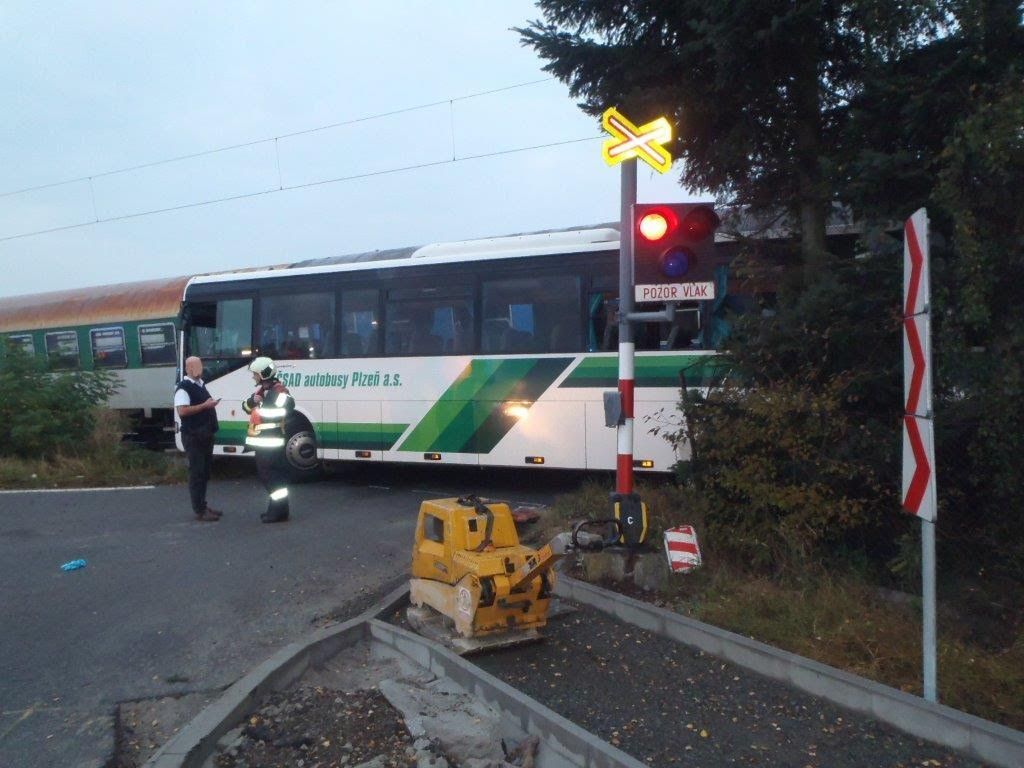 Srážka vlaku s autobusem v Lužanech