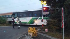 Srážka vlaku s autobusem v Lužanech