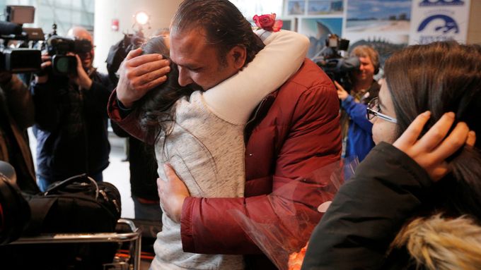 Iráčanku Banan Alhanfyovou vítá její strýc na letišti v Bostonu.