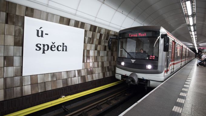 Foto: Metro se proměnilo v galerii, z pražských chodníků opět ukusují svítící masáže