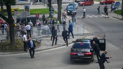 Ochranka převáží slovenského premiéra Roberta Fica v autě po přestřelce po zasedání slovenské vlády v Handlové, Slovensko, 15. května 2024.
