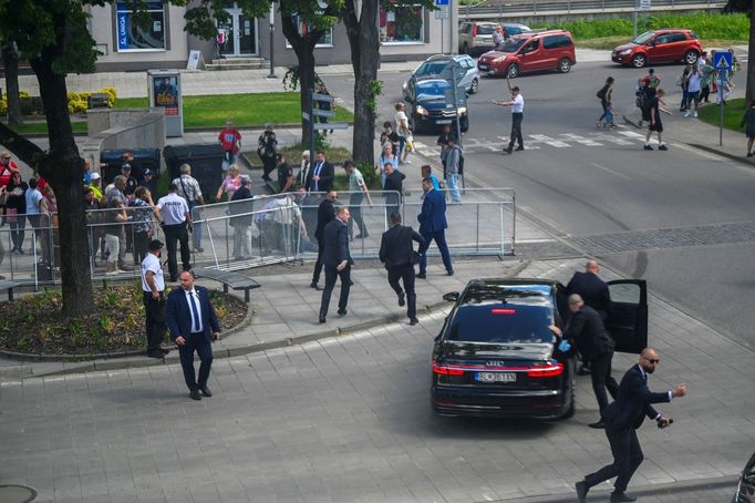 Ochranka převáží slovenského premiéra Roberta Fica v autě po přestřelce po zasedání slovenské vlády v Handlové, Slovensko, 15. května 2024.