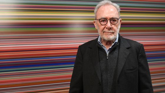 Gerhard Richter mezi svými obrazy v paláci Kinských.