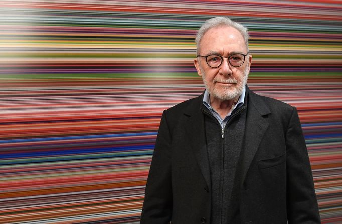 Gerhard Richter před dílem Pruhy, 2011, digitální tisk na papíře, 200 x 440 cm.