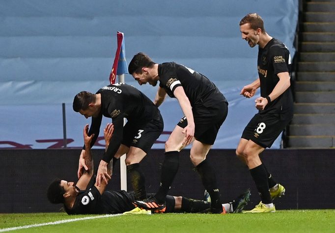 Tomáš Souček se raduje z branky Jesse Lingarda v síti Aston Villy