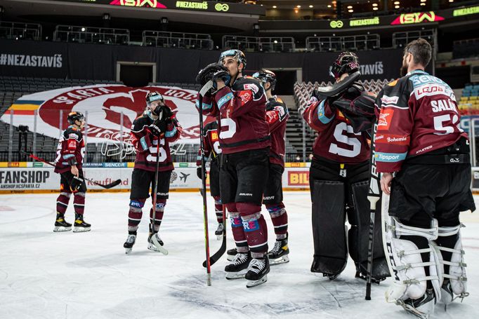 Smutek hokejistů Sparty po vyřazení v semifinále extraligy.