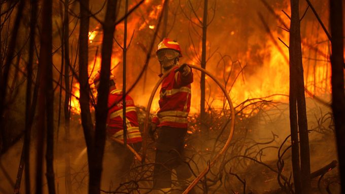Hasiči bojují s lesním požárem poblíž portugalské Macieiry.