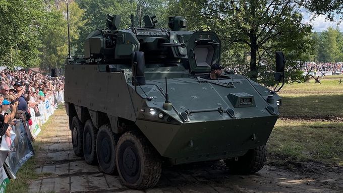 Poslední prázdninovou sobotu mělo vozidlo Pandur 8x8 Evo nečekanou premiéru v terénu. Předvedlo se v aréně lešanského technického muzea před tisícovkami návštěvníků.