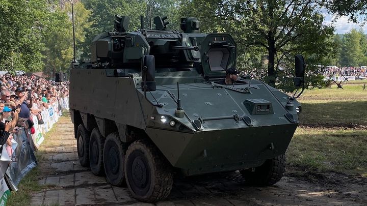 Dvourychlostní Černochová. Náhradu pandurů oddaluje, jinde s miliardami kvaltuje; Zdroj foto: Ondřej Stratilík
