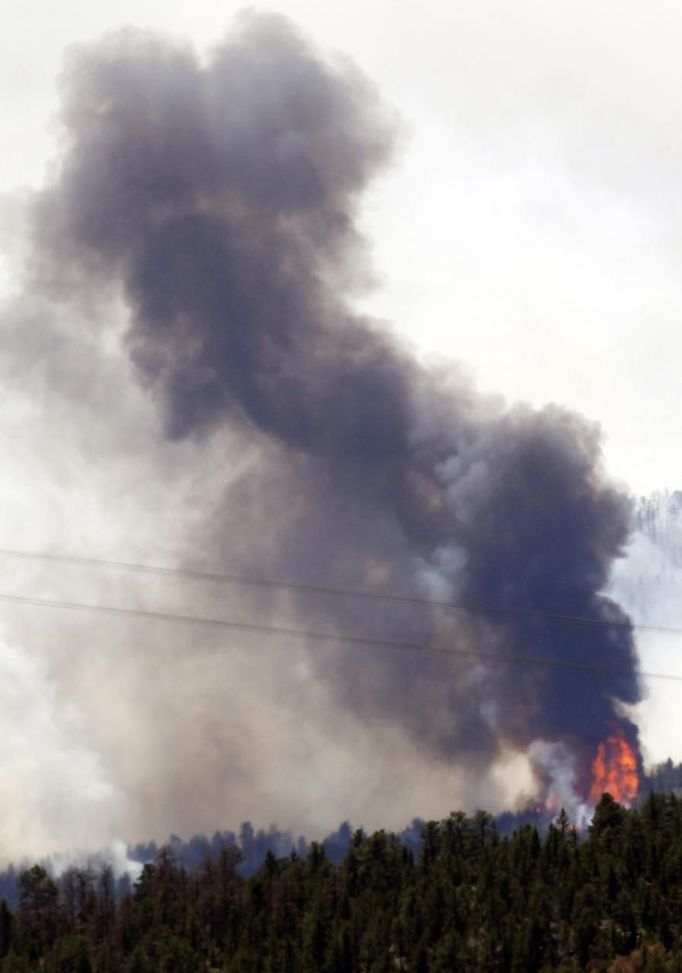 A huge smoke plume rises from the High Park Fire, west of Fort Collins, Colorado June 13, 2012. The fire was estimated to be more than 46,000 acres, according to the county sheriff on Wednesday. REUTERS/Rick Wilking (UNITED STATES - Tags: DISASTER ENVIRONMENT) Published: Čer. 14, 2012, 12:05 dop.