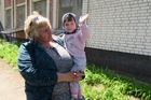 Ludmila, která pracuje v místním zdravotním zařízení, v náručí drží vnučku Polinu.