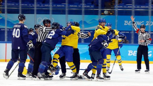 Strkanice v utkání Finsko - Švédsko na ZOH 2022.