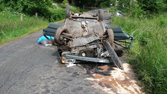 Při srážce dvou aut u obce Rokytník zemřel jeden člověk