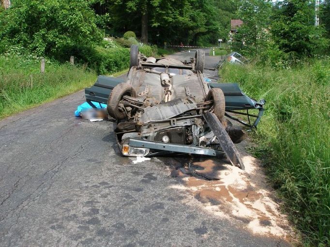 Při srážce dvou aut u obce Rokytník zemřel jeden člověk