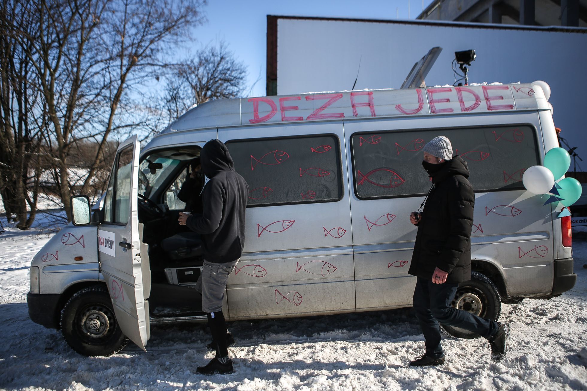 Milion chvilek, aleggorická jízda Prahou upozorňující na kauzy vlády Andreje Babiše, masopust, masky, auto, 13. 2. 2021