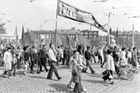Nezlomná jednota pracujících První brněnské strojírny ZKG se projevuje v hrdém průvodu ulicemi Brna v roce 1976. Soudružky a soudruzi dokazují, že úspěchy socialistické výroby jsou výsledkem neúnavné práce pod vedením strany.