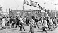 Nezlomná jednota pracujících První brněnské strojírny ZKG se projevuje v hrdém průvodu ulicemi Brna v roce 1976. Soudružky a soudruzi dokazují, že úspěchy socialistické výroby jsou výsledkem neúnavné práce pod vedením strany.