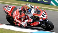 Troy Corser za pár okamžiků vystoupí jako druhý na stupně vítězů.