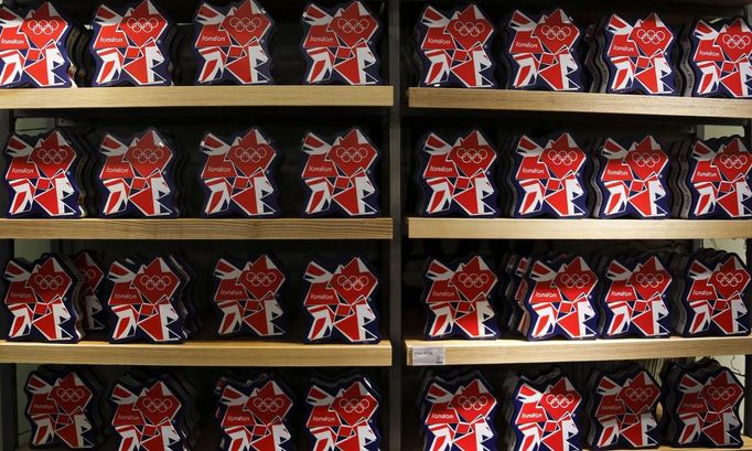 Olympic souvenirs are pictured at a department store outside the London 2012 Olympic Park at Stratford in London July 13, 2012. The London 2012 Olympics run from July 27 to August 12. REUTERS/Fabrizio Bensch (BRITAIN - Tags: SPORT OLYMPICS BUSINESS) Published: Čec. 13, 2012, 2:31 odp.