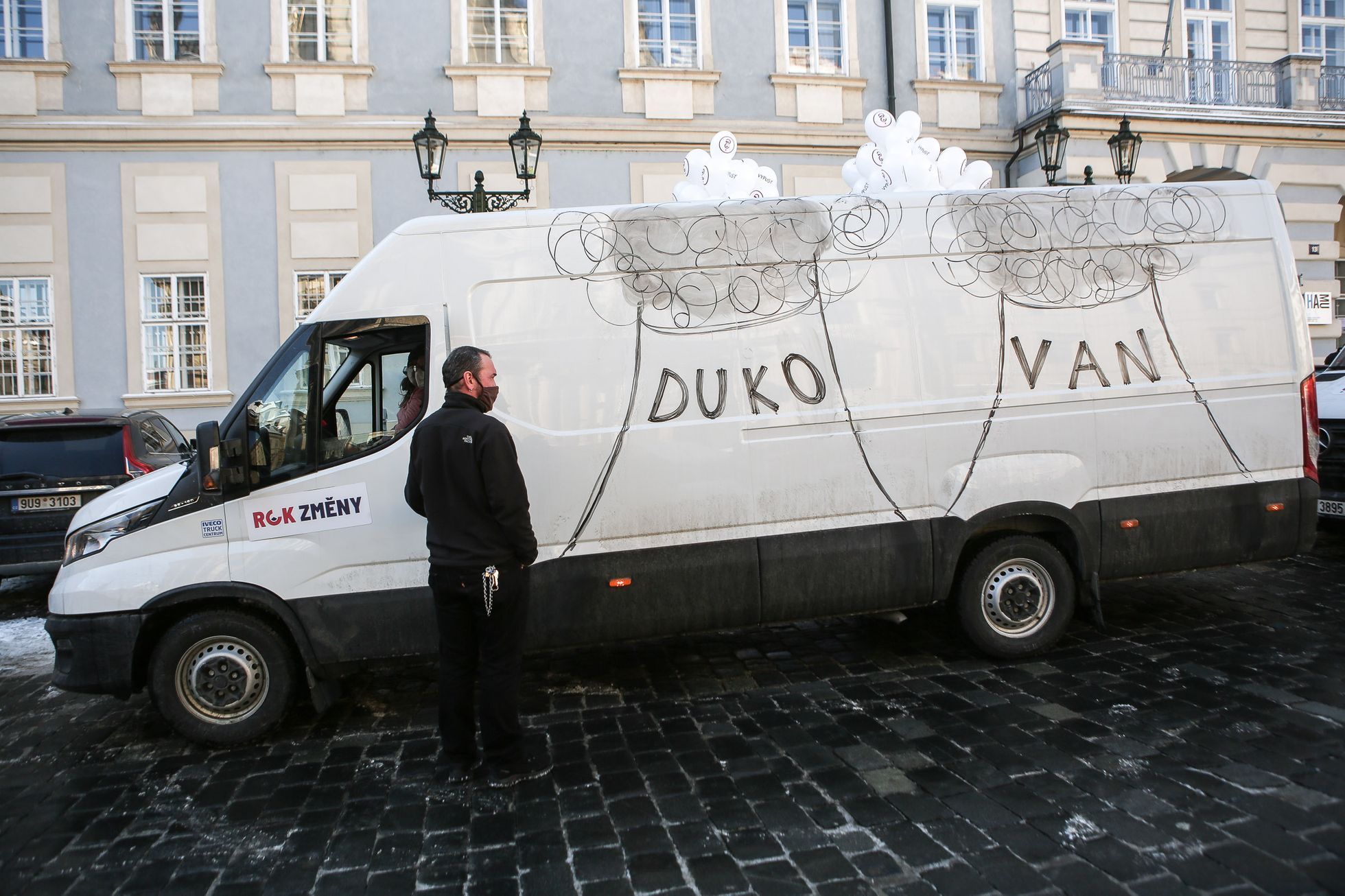 Dukovany, Milion chvilek, aleggorická jízda Prahou upozorňující na kauzy vlády Andreje Babiše, masopust, masky, auto, 13. 2. 2021