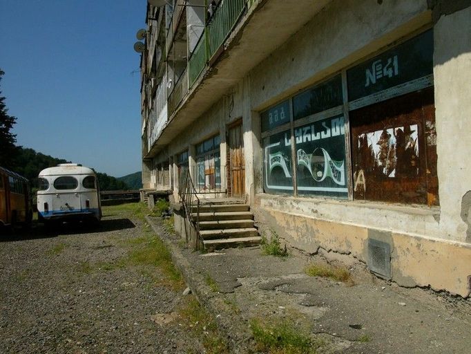 Z Tkibuli odešla třetina obyvatel. Některé části města jsou téměř opuštěné.