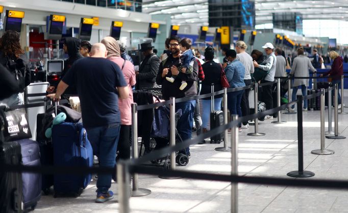 Na největším londýnském letišti Heathrow se kvůli nedostatku personálu a zvýšené poptávce po cestování tvoří dlouhé fronty, snímek z 1. června 2022.