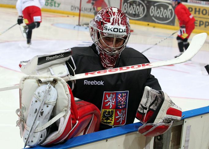 Gólman Kovář při rozcvičce před posledním tréninkem reprezentace před odletem na MS