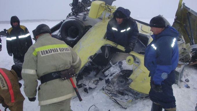 Záchranáři u trosek vrtulníku Mi-8, který se zřítil na Sibiři. Na palubě zemřelo 15 lidí.