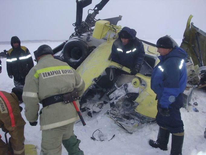 Záchranáři u trosek vrtulníku Mi-8, který se zřítil na Sibiři. Na palubě zemřelo 15 lidí.