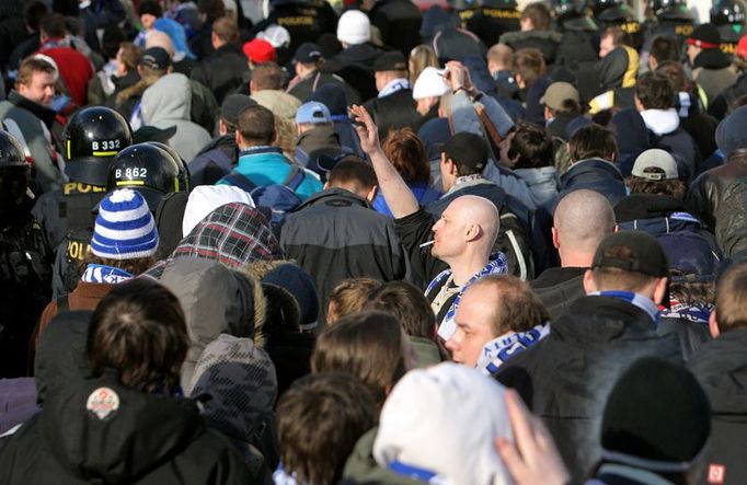 Vzhůru na Eden. Lidská řeka ohraničená břehy černých uniforem prošla Vršovickou ulicí od nádraží ke stadionu.