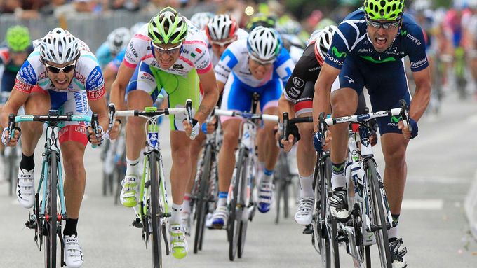 Alberdi Ventoso spurtuje v 9. etapě Giro d´Italia.