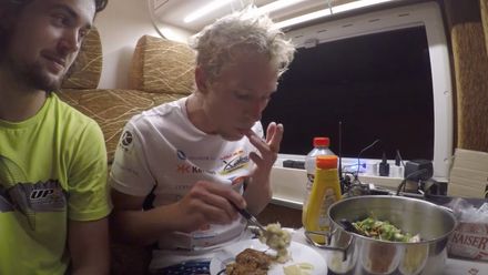 Konečně pořádná večeře. Paraglidista se díky dešti mohl v klidu najíst