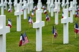 Americké a francouzské vlajky na americkém válečném hřbitově v Colleville-sur-Mer.