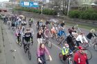 Tisíce cyklistů vyrazily na jarní jízdu Prahou