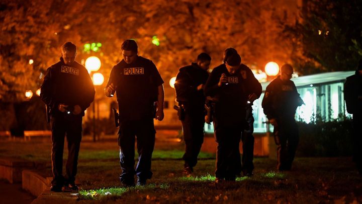 Nejméně jeden z teroristů z Vídně stále uniká policii. Zůstaňte doma, vyzval starosta
