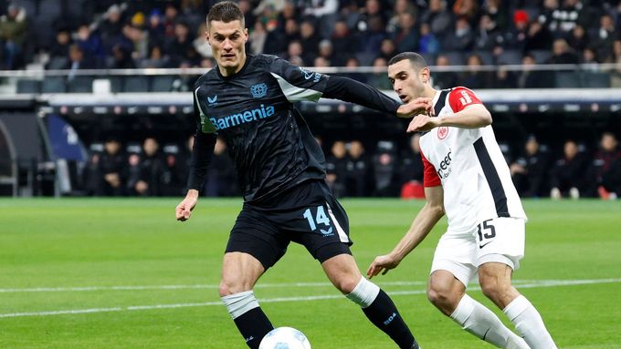 Sestřih utkání Frankfurt - Leverkusen včetně gólu Patrika Schicka