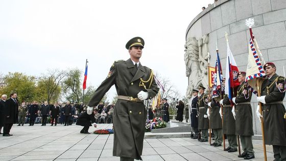 Fotky: Červené kvítky za padlé. Tak Česko slaví Den veteránů