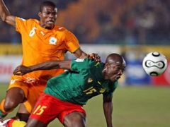 Fotbalista Pobřeží Slonoviny Blaise Kossi v souboji s Achille Webem na mistrovství Afriky v Káhiře
