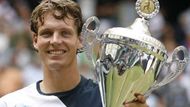 Tomáš Berdych s trofejí pro vítěze turnaje v Halle. Po vítězství nad Marcosem Baghdatisem si připsal první letošní titul.